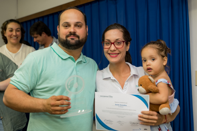 Zaida González recibe su certificado y reconocimiento