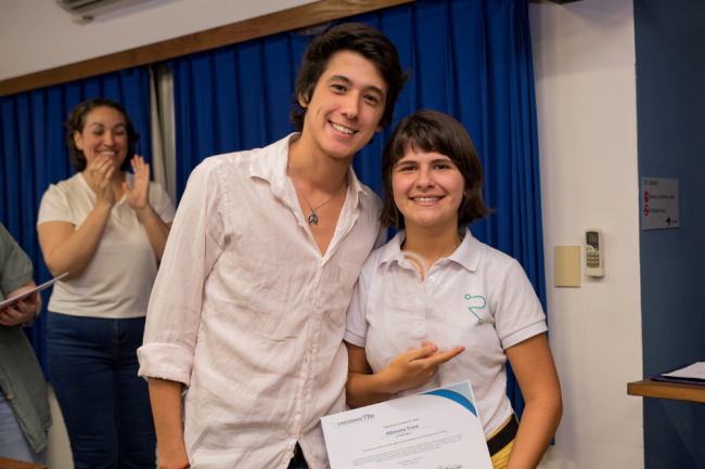 Alfonsina Tironi recibe su certificado y reconocimiento