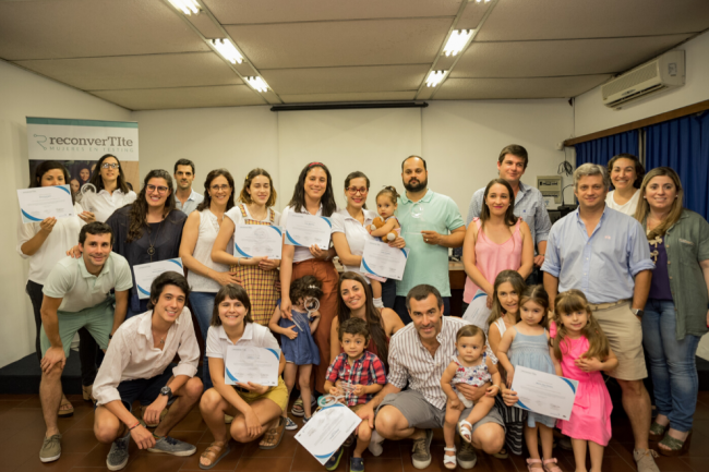 Participantes y familias en entrega de certificados
