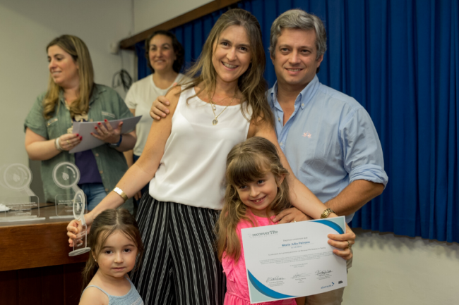 María Julia Peirano recibe su certificado y reconocimiento