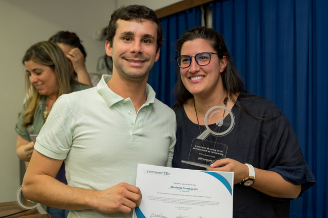 Mariana Sambucetti recibe su certificado y reconocimiento