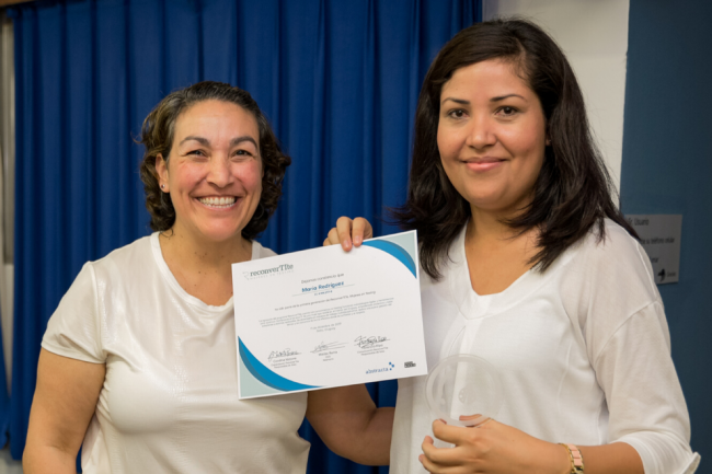 María Rodríguez recibe su certificado y reconocimiento