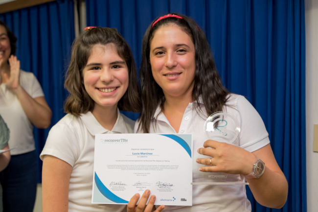 Lucía Martínez recibe su certificado y reconocimiento