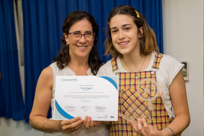 Clara Pagani recibe su certificado y reconocimiento