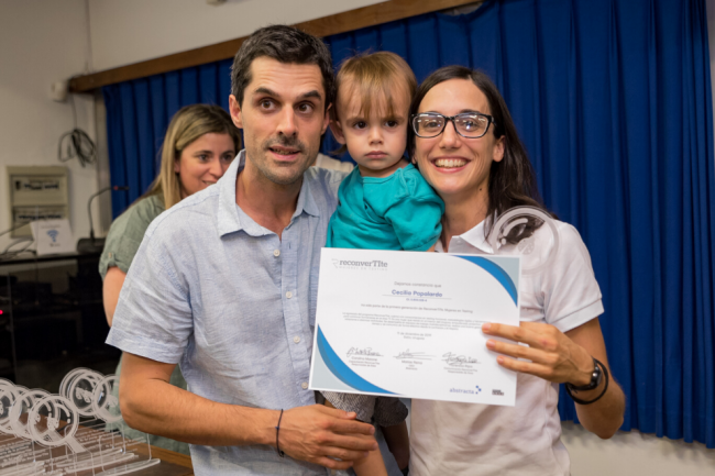 Cecilia Papalardo recibe su certificado y reconocimiento